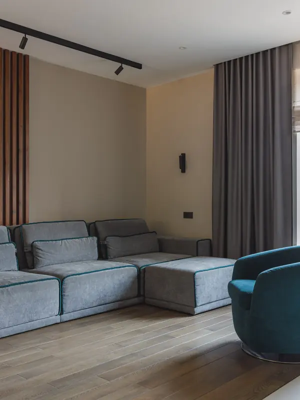 Кухня-гостиная с камином в коттедже Малая Царевщина