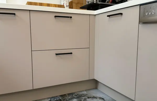 Эргономичная кухня в цвете серый кашемир