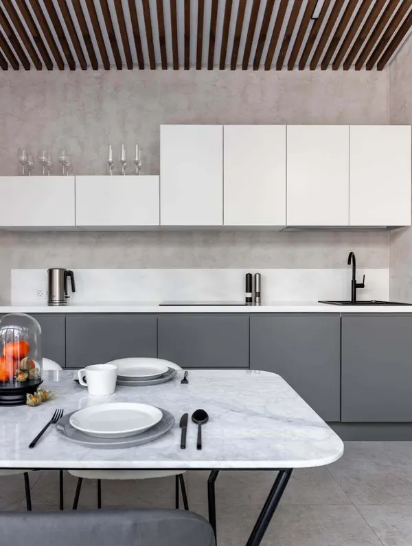 Матовая штукатурка в светлом оттенке в интерьере в частном доме