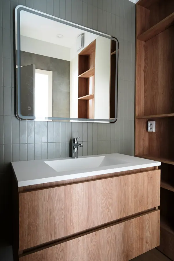 Еще одна серая кухня в большом проекте современной московской квартиры