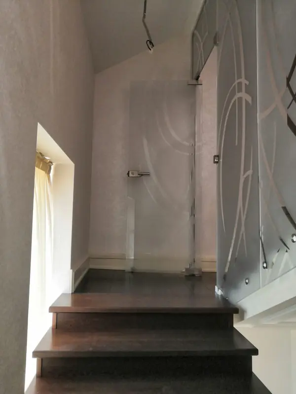 Стеклянная перегородка с пескоструйным рисунком