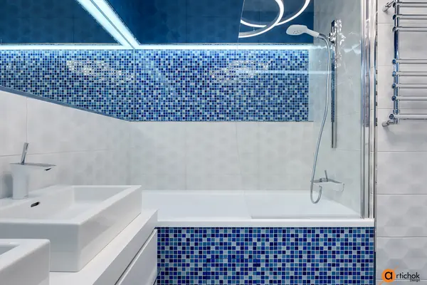 Дизайн санузла в синем и белом цветах