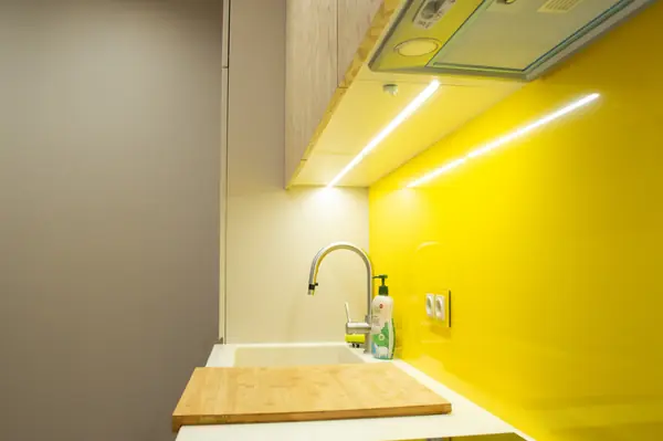 Яркая современная кухня