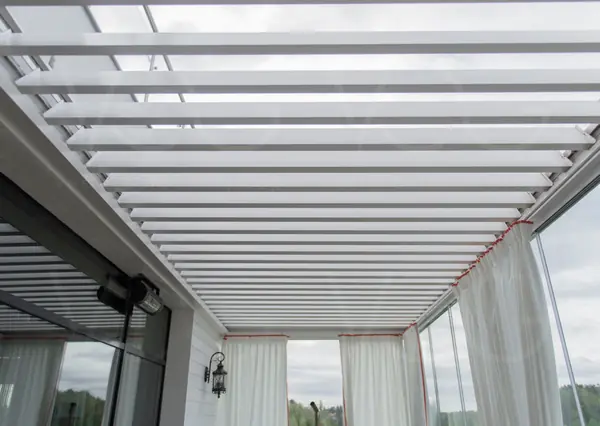 Пергола Renson Algarve и фасадное безрамное остекление Sunflex