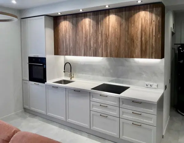 Встроенная кухня в классическом стиле с деревянными фасадами