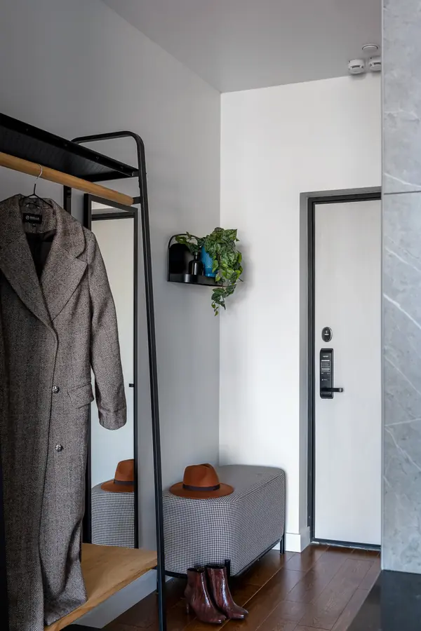 Яркий универсальный интерьер квартиры для сдачи в аренду