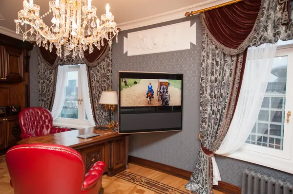 Телевизор на моторизованном кроштейне