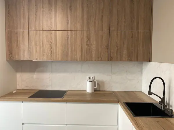 Светлая большая угловая кухня в белом и желтом цвете