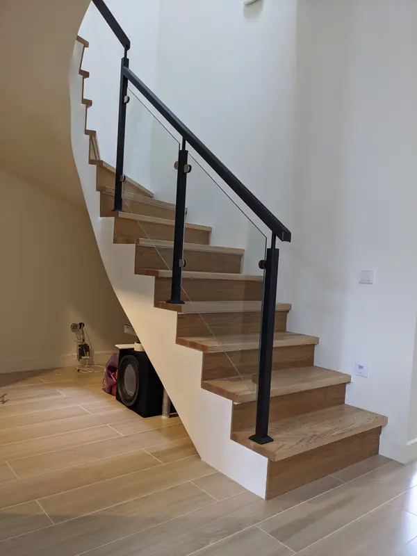 Лестница в стиле лофт со стеклом