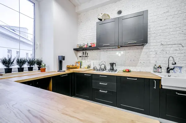 Просторная кухня в стиле лофт