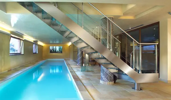 Оборудование бассейна. Лестница из нержавеющей стали. Индивидуальные размеры.