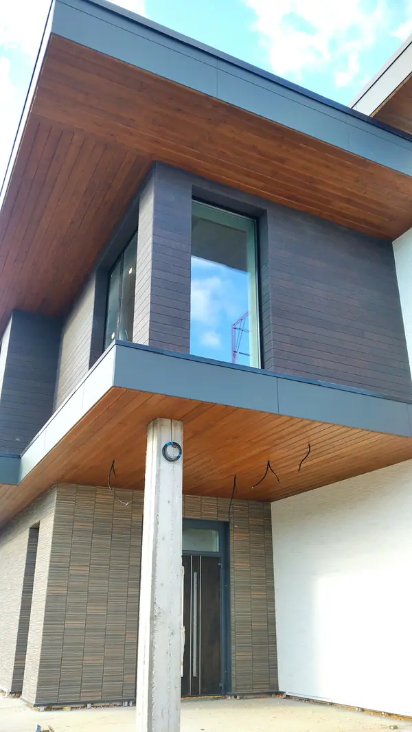 Отделка свесов дома лиственницей