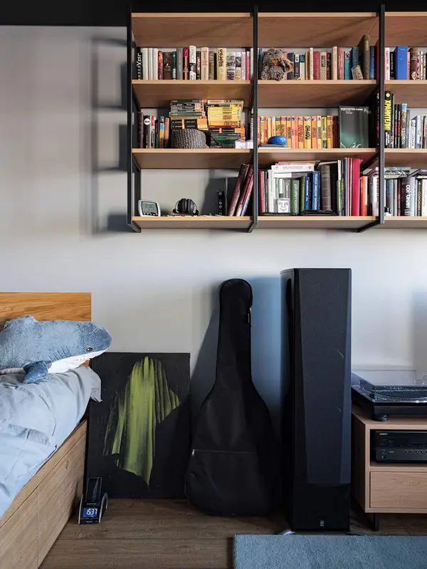 Квартира-студия с черным потолком в стиле лофт