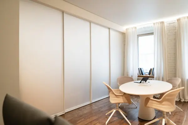 Межкомнатная раздвижная перегородка R1200 raumplus в комнату