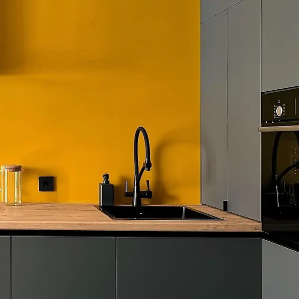 Стильная серая угловая кухня с экстраматовыми фасадами