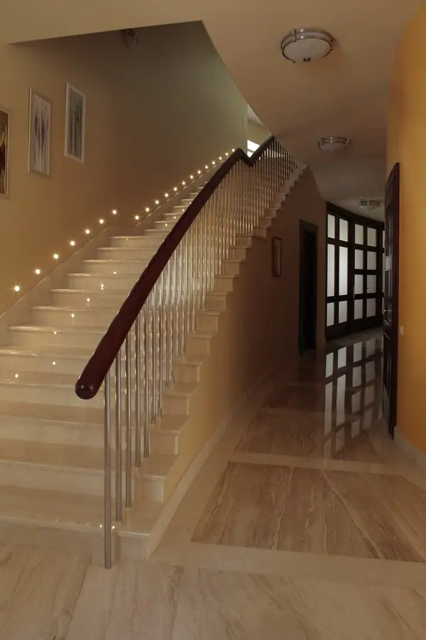 Вилла г-на К. Интерьер холла и гостинной.