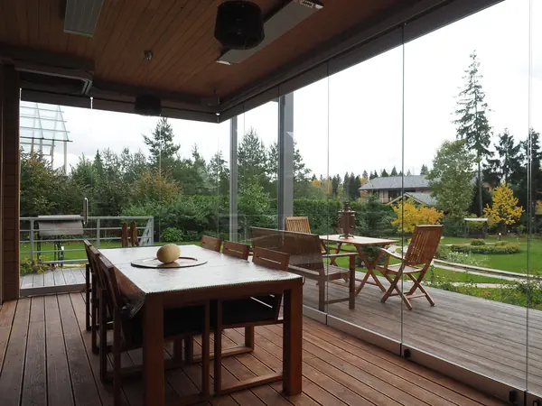 Остекленная зона на нижней террасе