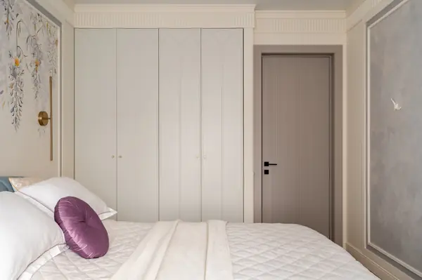 Шкаф с фрезеровкой в спальню