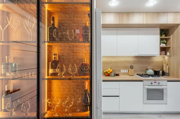 Кухня в современном стиле с витринами в Калининграде