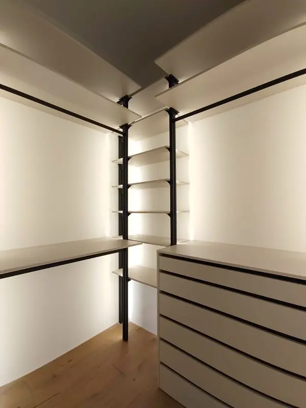 Гардеробная профильная в белом цвете.