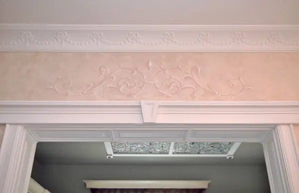 Роспись над порталом в гостиной