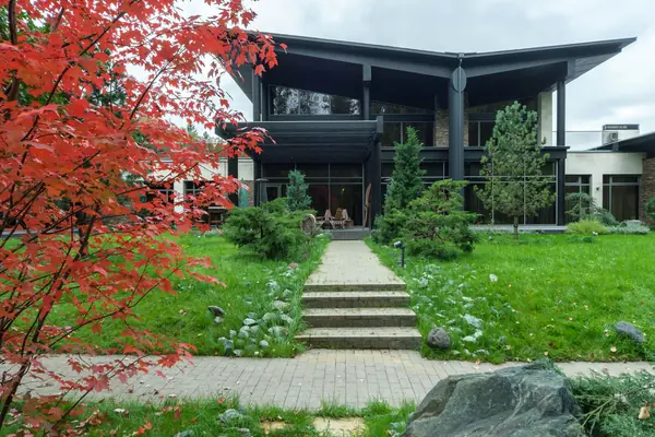 Современный загородный дом "Wing house"