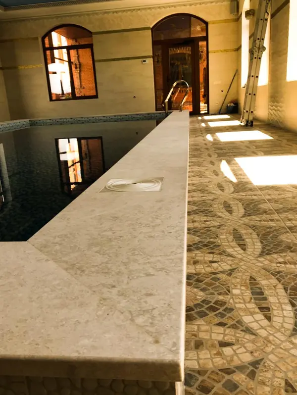 Отделка борта бассейна мрамором Venezia Delicata