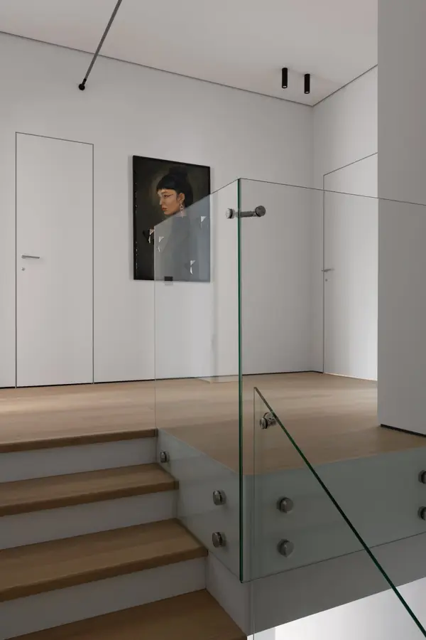 Частный дом в черно-белом цвете