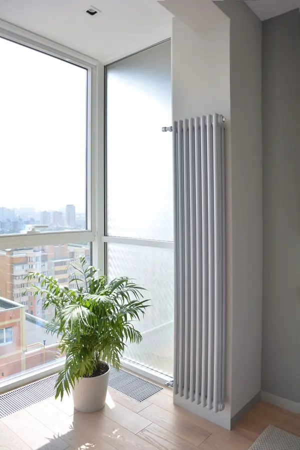 Стильная квартира для молодой семьи! Светлая и просторная спальня с витражным ос