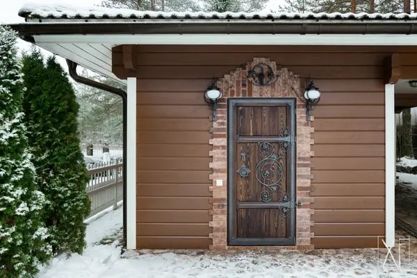 Декоративные кованные элементы и механический замок для двери в погреб