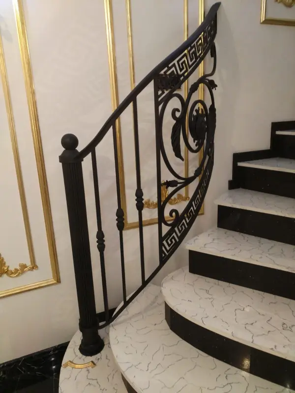 Радиусное перильное ограждение внутри дома