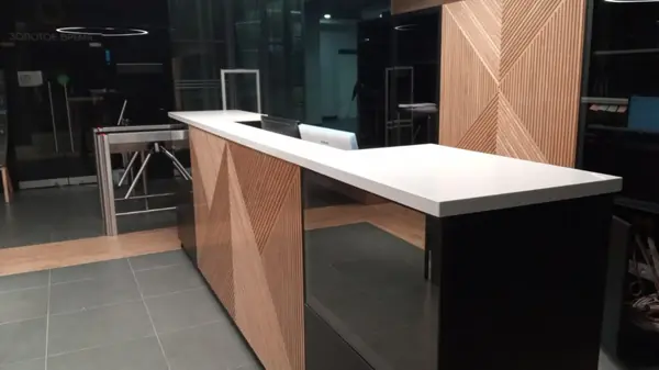 Стойка ресепшена из акрилового камня для фитнес клуба