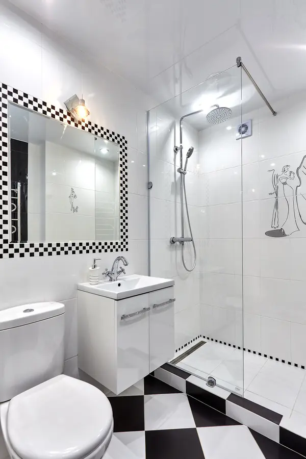 Дуплекс в трех уровнях и чёрно-белых тонах.