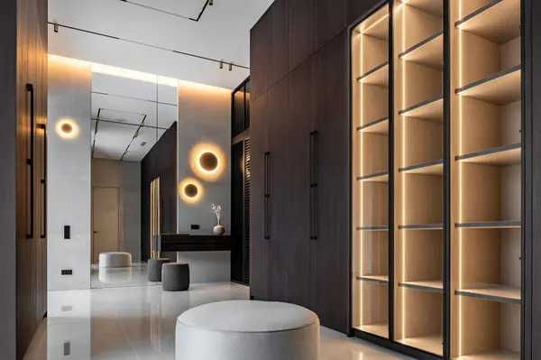 Двухэтажный загородный дом в современном стиле с глиняными акцентами