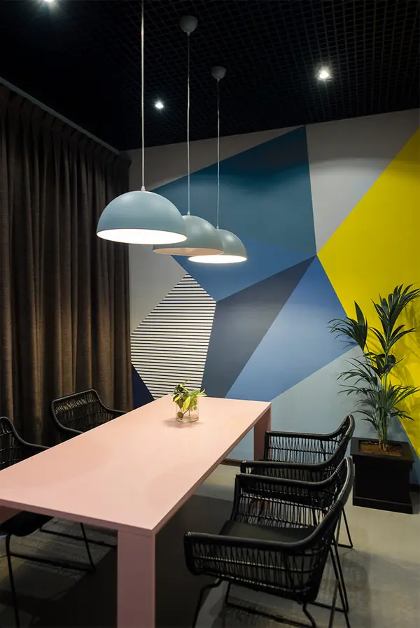 Интерьерная съемка оформления стены в переговорной для дизайн студии.