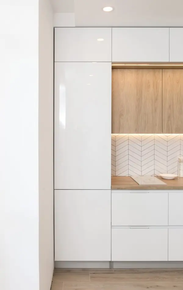 Белая глянцевая кухня с деревянными светлыми фасадами