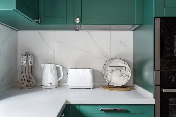 Моменты в тени и свете: Истории за каждой дверью