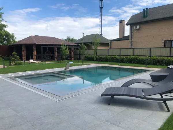 Премиум-бассейн с архитектурно-четкими линиями