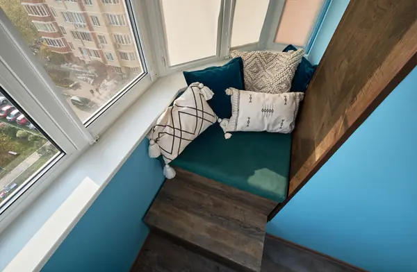 Топчан на балконе