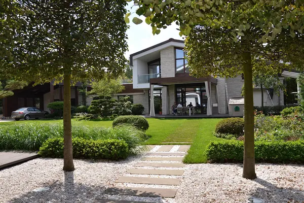 Современный сад в КП "Бенилюкс" вилла 2