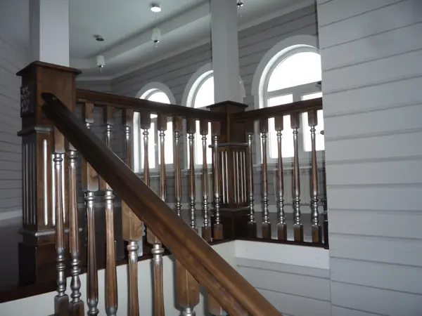 Лестница в коттедже из клееного бруса.