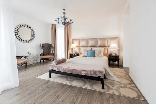 Дом с лошадиным бюстом