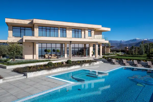 Минималистичная вилла на побережье