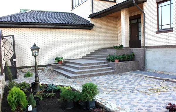 Парадная входная группа из гранита Цветок Украины