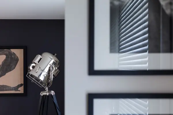 Много света