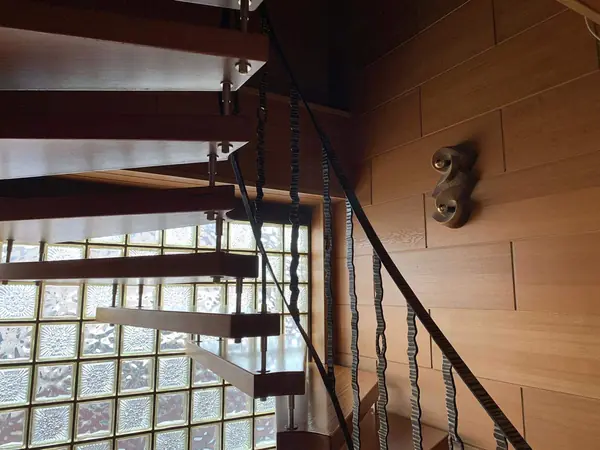 Черная лестница в проеме с окном