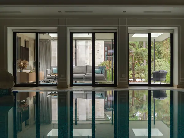 ЗИМНИЙ САД И СПА ЗОНА С ВПЕЧАТЛЯЮЩИМ ПАНОРАМНЫМ ВИДОМ В БАРВИХЕ