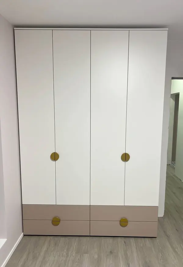 Распашные шкафы