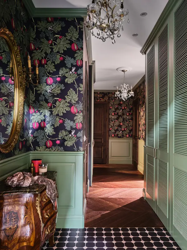 Яркий интерьер с антикварным декором