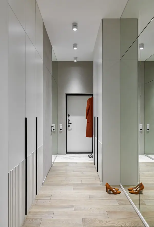 Яркая квартира с желтым диваном и голубой стеной в спальне